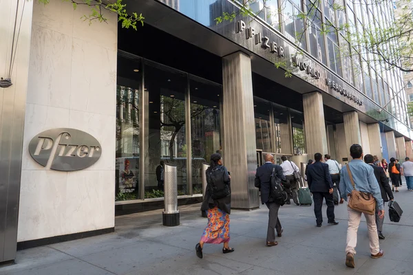 Gente cruzando frente al edificio Pfizer en Nueva York — Foto de Stock