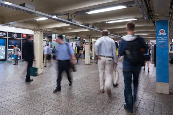 Commuters in Times Square subway station in New York — Zdjęcie stockowe