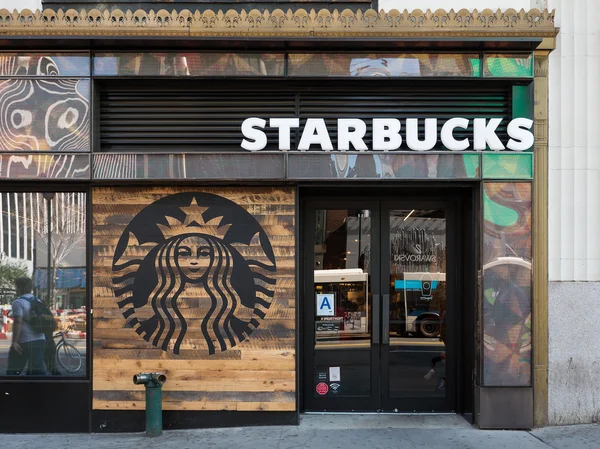 Starbucks магазин в Нью-Йорке — стоковое фото