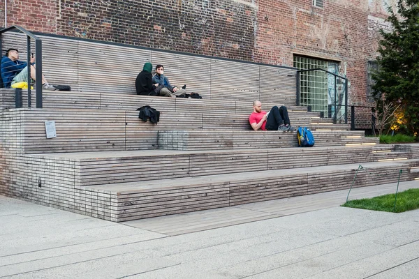 Les gens se relaxent sur le High Line Park à New York — Photo