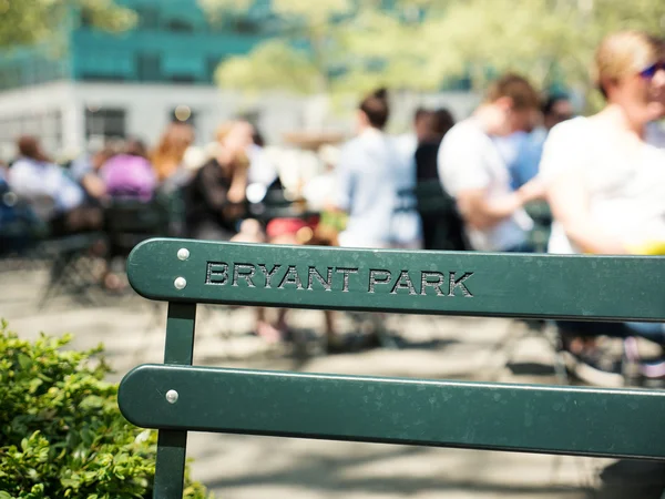 Bryant Park nombre grabado en relieve en una silla —  Fotos de Stock