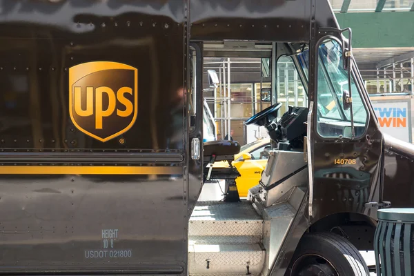 UPS van estacionado em uma rua de Nova York — Fotografia de Stock