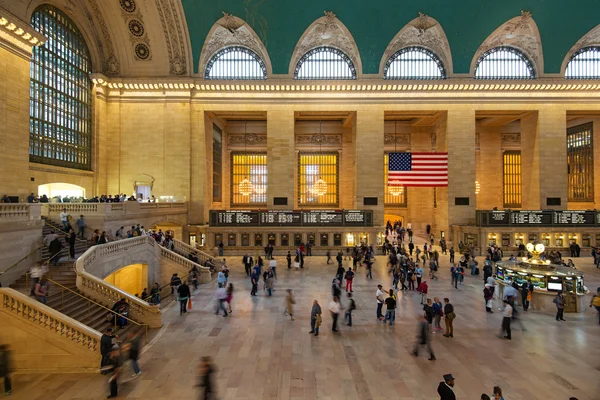 Persone che si precipitano all'interno della sala principale della Grand Central Station — Foto Stock