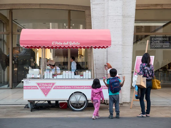 路上でイタリアのアイスクリーム販売店 — ストック写真