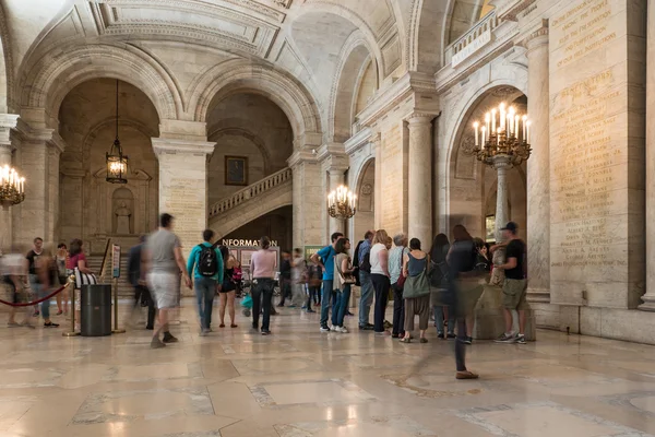 The New York Public Library entrance. — Stockfoto