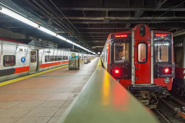 Train at platform inside Grand Central Station in New York — 图库照片