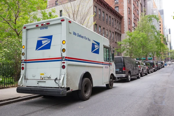 Фургон Почтовой службы США припаркован в Нью-Йорке — стоковое фото