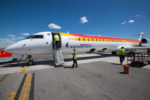 Avión Iberia en el Aeropuerto de Barajas en Madrid — Foto de Stock