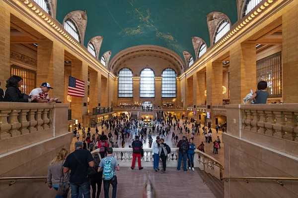 Pessoas correndo dentro do salão principal da Grand Central Station — Fotografia de Stock
