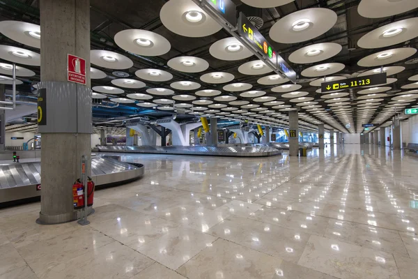 Sala de llegadas futuristas en el aeropuerto de Barajas en Madrid — Foto de Stock
