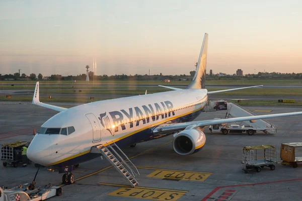 Boarding on Ryanair Jet airplane in Bologna airport — Stock Photo, Image