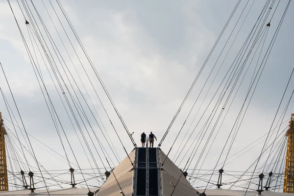 Climbers on the O2 Arena in London — Stok fotoğraf
