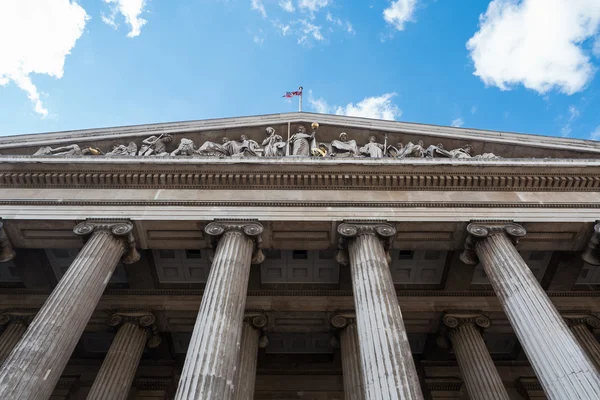 Fachada del Museo Británico desde abajo — Foto de Stock