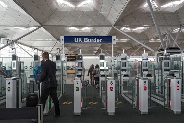 Automatische elektronische Passkontrolle am Flughafen — Stockfoto