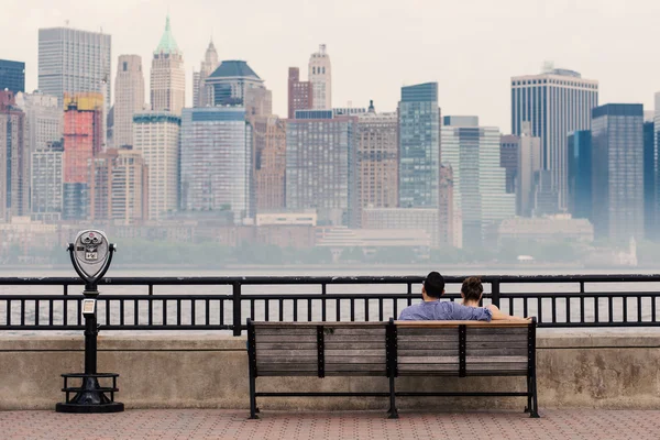 Pár relaxační před panorama Manhattanu v New Yorku — Stock fotografie