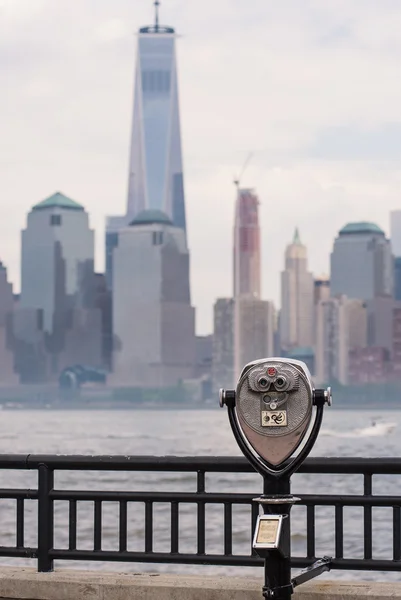 Dürbün ve New York'un Manhattan siluetinin — Stok fotoğraf