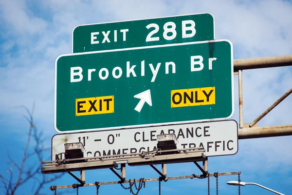 Puente de Brooklyn signin Nueva York — Foto de Stock