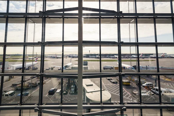 Londra'nın Heathrow havaalanında uçak işlemleri — Stok fotoğraf