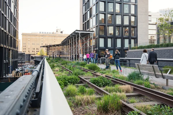 Ludzie chodzą na High Line Park w Nowym Jorku — Zdjęcie stockowe