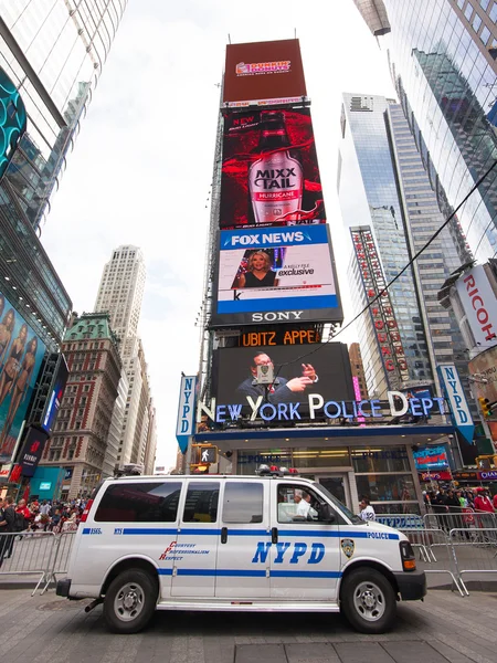 Camioneta de la policía de Nueva York y firma en Times Square en Nueva York — Foto de Stock