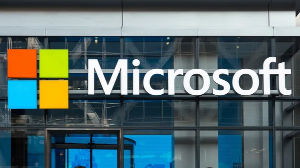 Знак Microsoft на здании в Нью-Йорке — стоковое фото