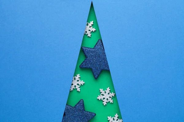 Kreatives Weihnachtskonzept Weihnachtsbaumform Mit Dunkelblauen Sternen Und Silbernen Schneeflocken Kopierraum — Stockfoto