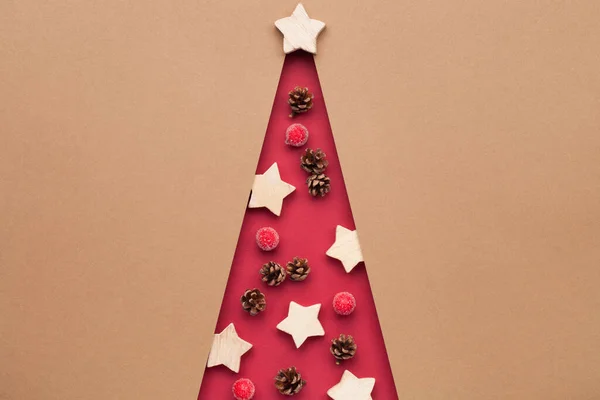 Weihnachten Minimalkonzept Kreativer Weihnachtsbaum Mit Holzsternen Zapfen Und Roten Kugeln — Stockfoto