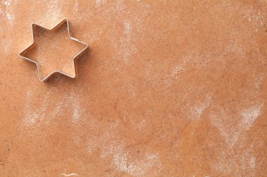 Ev yapımı zencefilli ekmek hamuru üzerine yıldız şeklinde Noel kurabiyesi keskisi. Üst Manzara. Boşluğu kopyala