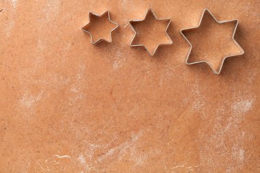 Yıldız Noel kurabiyeleri ev yapımı zencefilli ekmek hamuru. Üst Manzara. Metin için boş boşluk