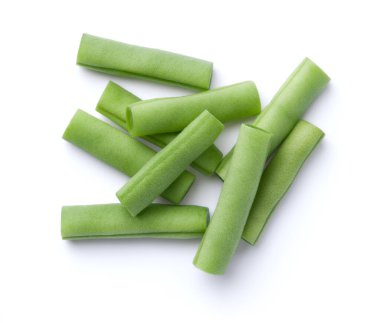 Beyaz arka planda izole edilmiş yeşil organik fasulye yığını. Üst görünüm