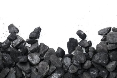 Beyaz arka planda siyah kömür izole edilmiş. Mesaj için boş oda. Üst görünüm