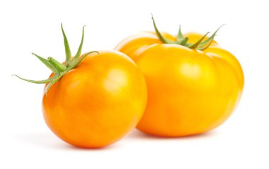 Beyaz arkaplanda izole edilmiş sarı domatesler