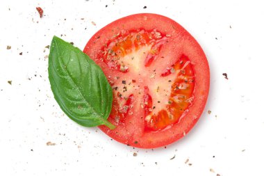 Fesleğen ve baharatlı taze domates dilimi, biber, beyaz arka planda izole edilmiş tuz. Üst görünüm