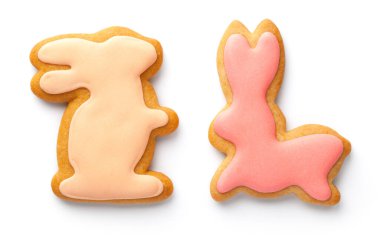 Beyaz arka planda izole edilmiş tavşan paskalya kurabiyeleri. Üst görünüm