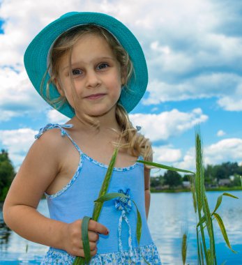 Mavi şapkalı küçük kız