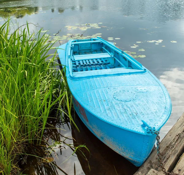 Mavi metal kürek teknesi