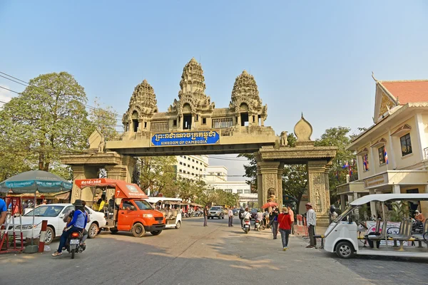 Menschen überqueren die Grenze zwischen Thailand und Kambodscha — Stockfoto