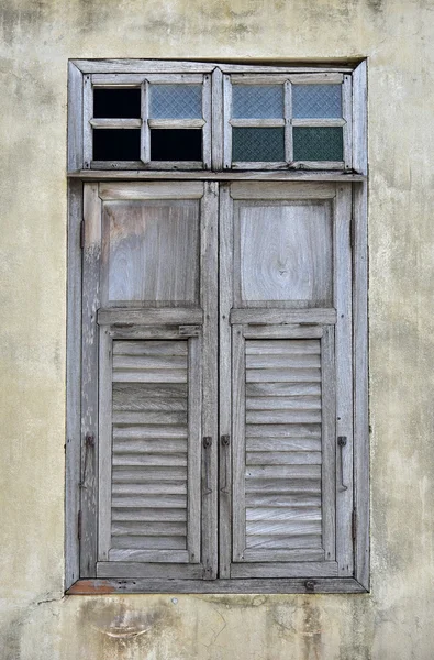 오래 된 창을 닫습니다 — 스톡 사진
