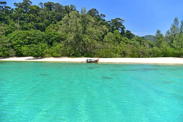 Um barco de cauda longa na ilha de Adang (Koh Adang ) — Fotografia de Stock