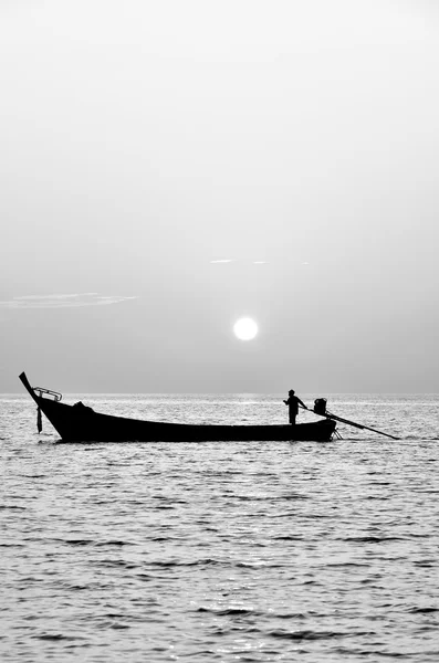 Céu bonito e silhuetas de pessoa mínima e barco — Fotografia de Stock