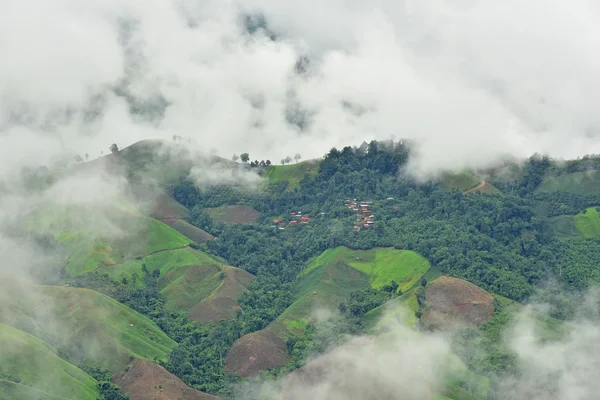 Vue du village sur la montagne — Photo