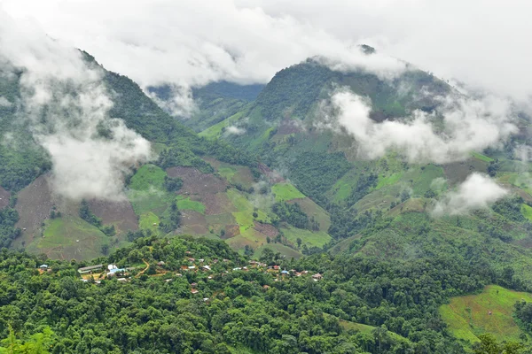 Vue du village sur la montagne — Photo