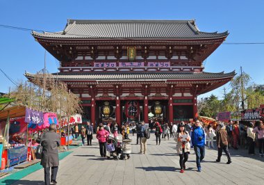Turistler Sensoji tapınağı ziyaret
