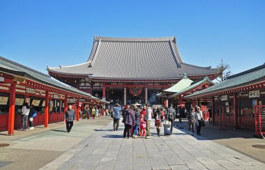 Turistler Sensoji tapınağı ziyaret