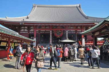 Turistler Sensoji tapınağı ziyaret
