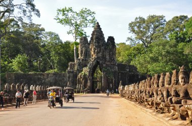 Güney kapısı Angkor Thom turist ziyaret
