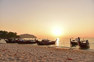 Uzun kuyruk ahşap tekneler sahilde