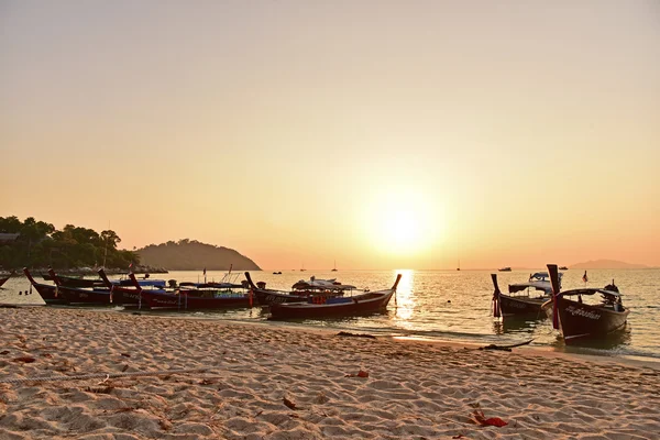 Uzun kuyruk ahşap tekneler sahilde