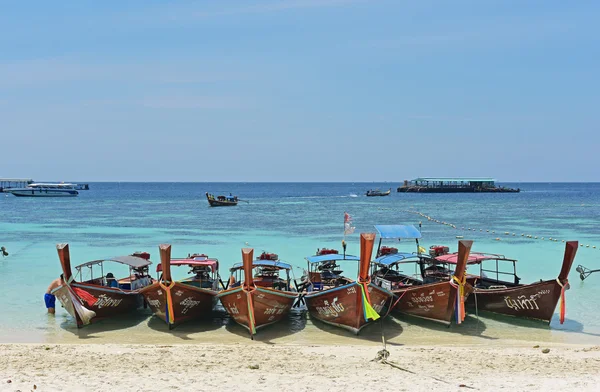 Uzun kuyruk ahşap tekneler sahilde