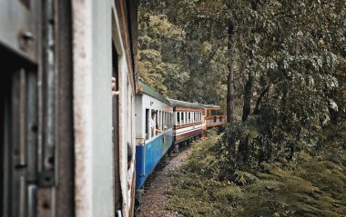 Kanchanaburi Eyaleti, Tayland 'da trenle vahşi doğaya giden turistler..